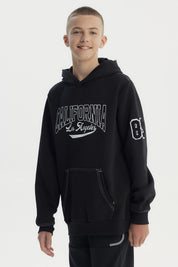 Polerón niño negro con capucha y texto California Los Angeles en el pecho estilo universitario casual sin estampa adicional
