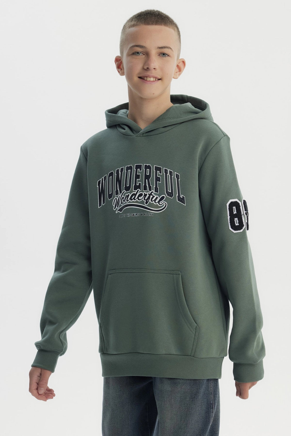 Polerón niño verde militar con capucha estampa Wonderful en el pecho y número 86 en la manga estilo casual