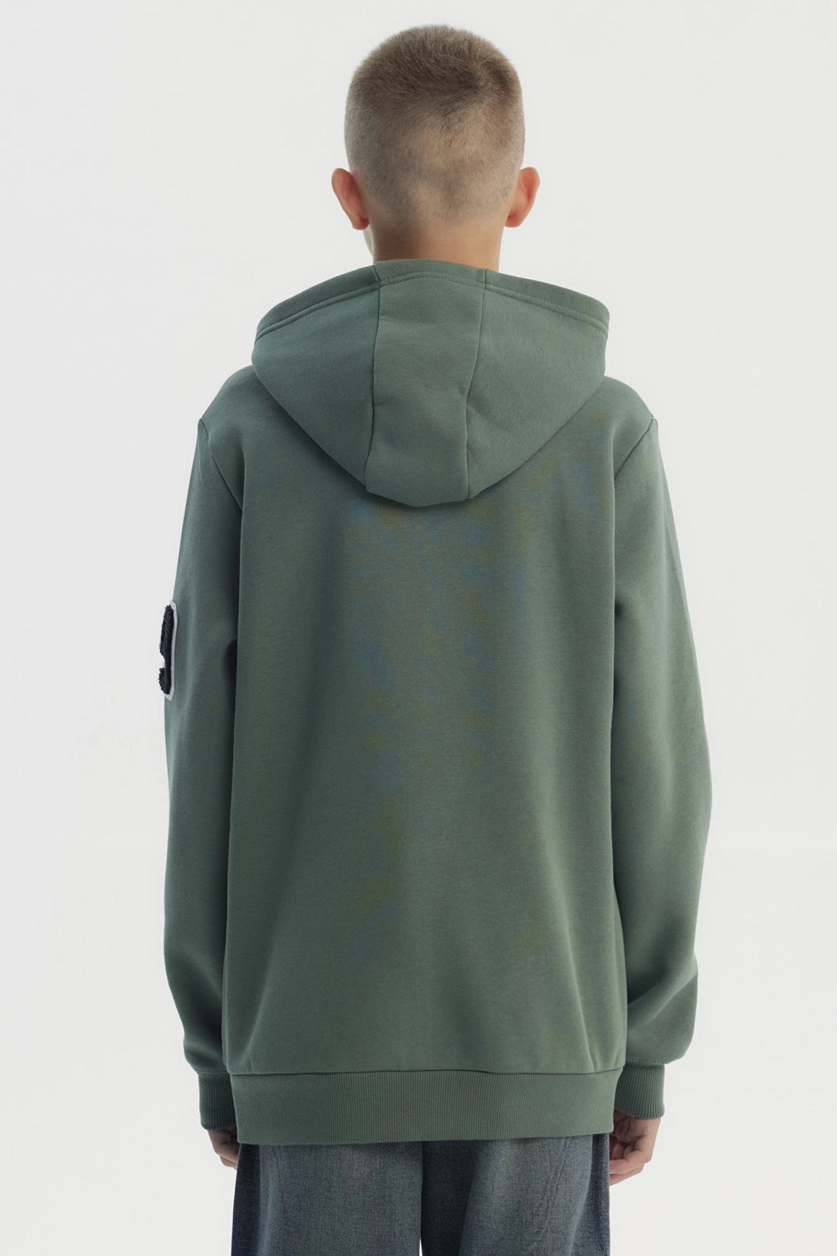 Polerón niño verde militar con capucha estampa Wonderful en el pecho y número 86 en la manga estilo casual