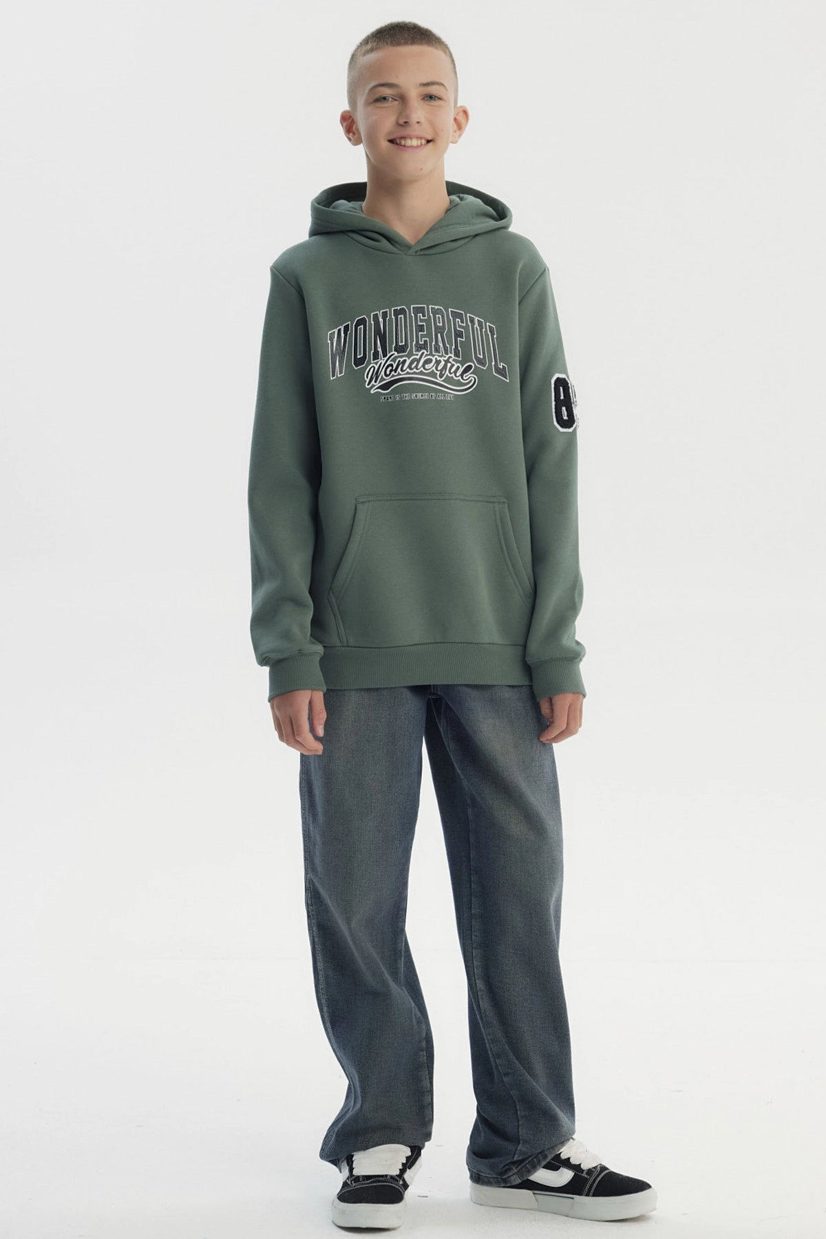 Polerón niño verde militar con capucha estampa Wonderful en el pecho y número 86 en la manga estilo casual