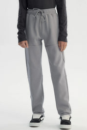 Pantalón buzo pitillo gris liso con cintura elástica y cordón frontal para niño