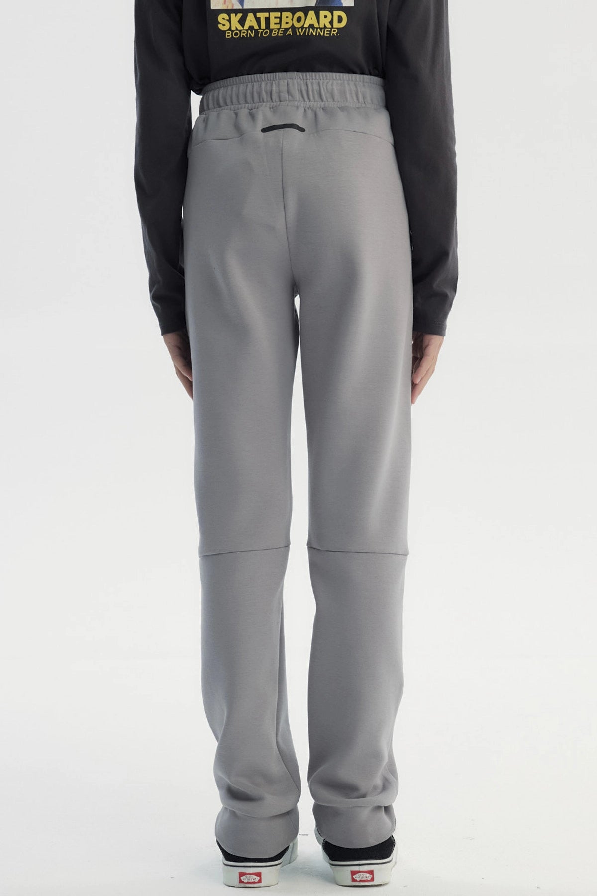 Pantalón buzo pitillo gris liso con cintura elástica y cordón frontal para niño