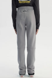 Pantalón buzo pitillo gris liso con cintura elástica y cordón frontal para niño