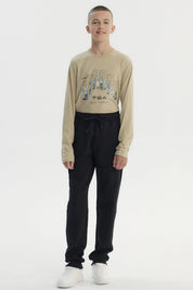 Pantalón buzo niño pitillo negro con ajuste elástico y cordón frontal prenda lisa cómoda para actividades diarias