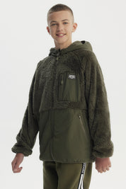 Polar para niño verde militar con capucha cierre completo y bolsillo frontal con parche gráfico estilo urbano