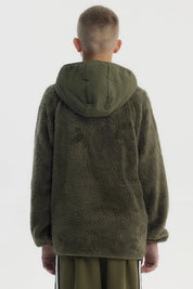 Polar para niño verde militar con capucha cierre completo y bolsillo frontal con parche gráfico estilo urbano