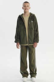 Polar para niño verde militar con capucha cierre completo y bolsillo frontal con parche gráfico estilo urbano