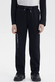 Pantalón buzo niño negro con ajuste en la cintura y texto Racing by Bike en la pierna derecha en estilo moderno