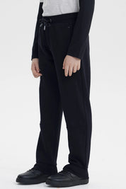 Pantalón buzo niño negro con ajuste en la cintura y texto Racing by Bike en la pierna derecha en estilo moderno