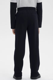 Pantalón buzo niño negro con ajuste en la cintura y texto Racing by Bike en la pierna derecha en estilo moderno