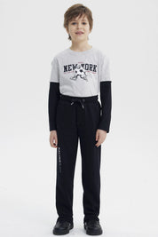 Pantalón buzo niño negro con ajuste en la cintura y texto Racing by Bike en la pierna derecha en estilo moderno