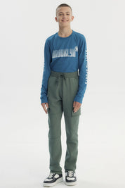 Pantalón buzo niño verde pitillo con bolsillos cargo en piernas diseño liso sin estampado ajuste con cordón