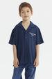 Camisa azul para niño con botones y texto blanco Enjoy the Vibes en el pecho diseño casual y moderno