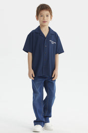 Camisa azul para niño con botones y texto blanco Enjoy the Vibes en el pecho diseño casual y moderno