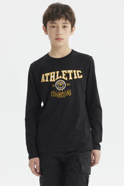 Polera negra de niño con estampado bordado estilo college en el pecho que dice ATHLETIC y detalles en amarillo