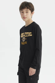 Polera negra de niño con estampado bordado estilo college en el pecho que dice ATHLETIC y detalles en amarillo