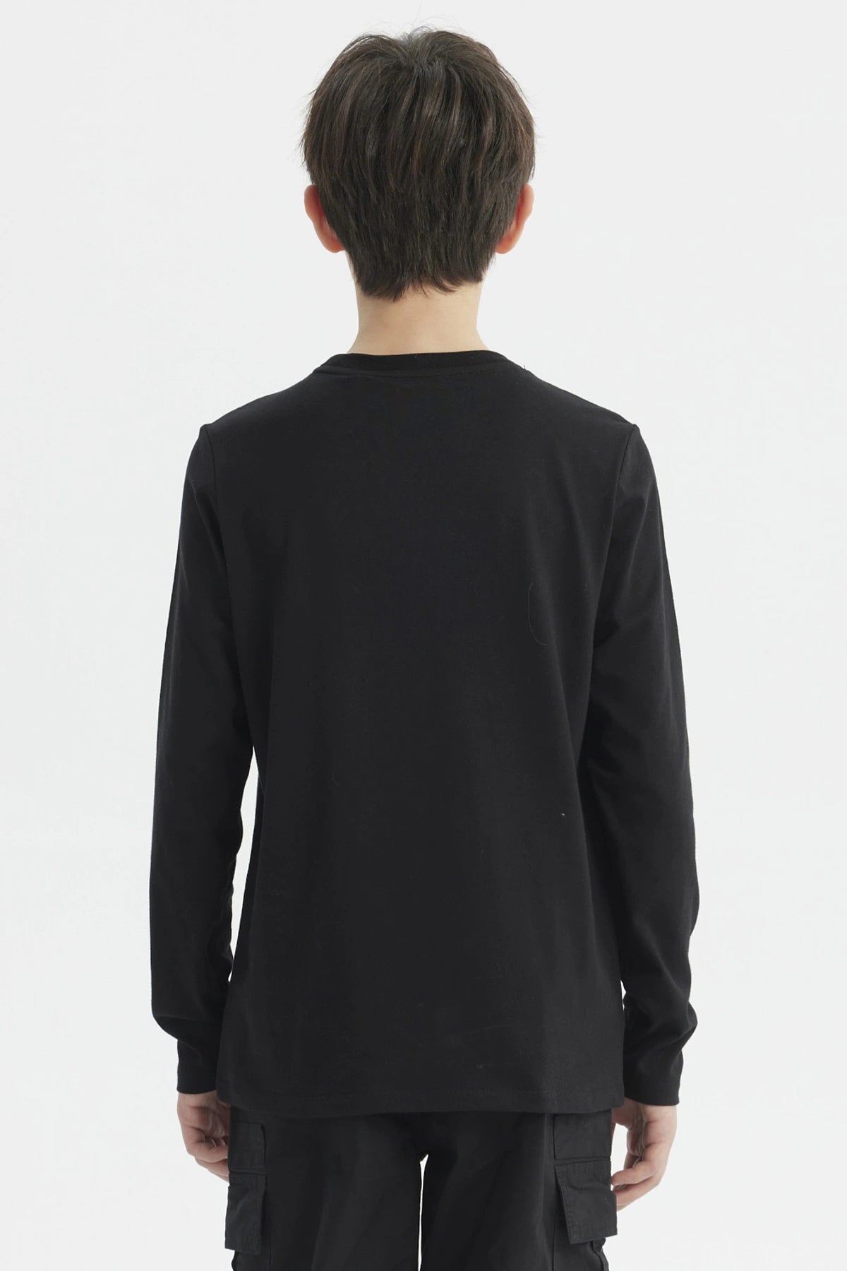 Polera negra de niño con estampado bordado estilo college en el pecho que dice ATHLETIC y detalles en amarillo