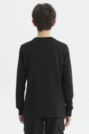 Polera negra de niño con estampado bordado estilo college en el pecho que dice ATHLETIC y detalles en amarillo
