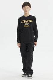 Polera negra de niño con estampado bordado estilo college en el pecho que dice ATHLETIC y detalles en amarillo