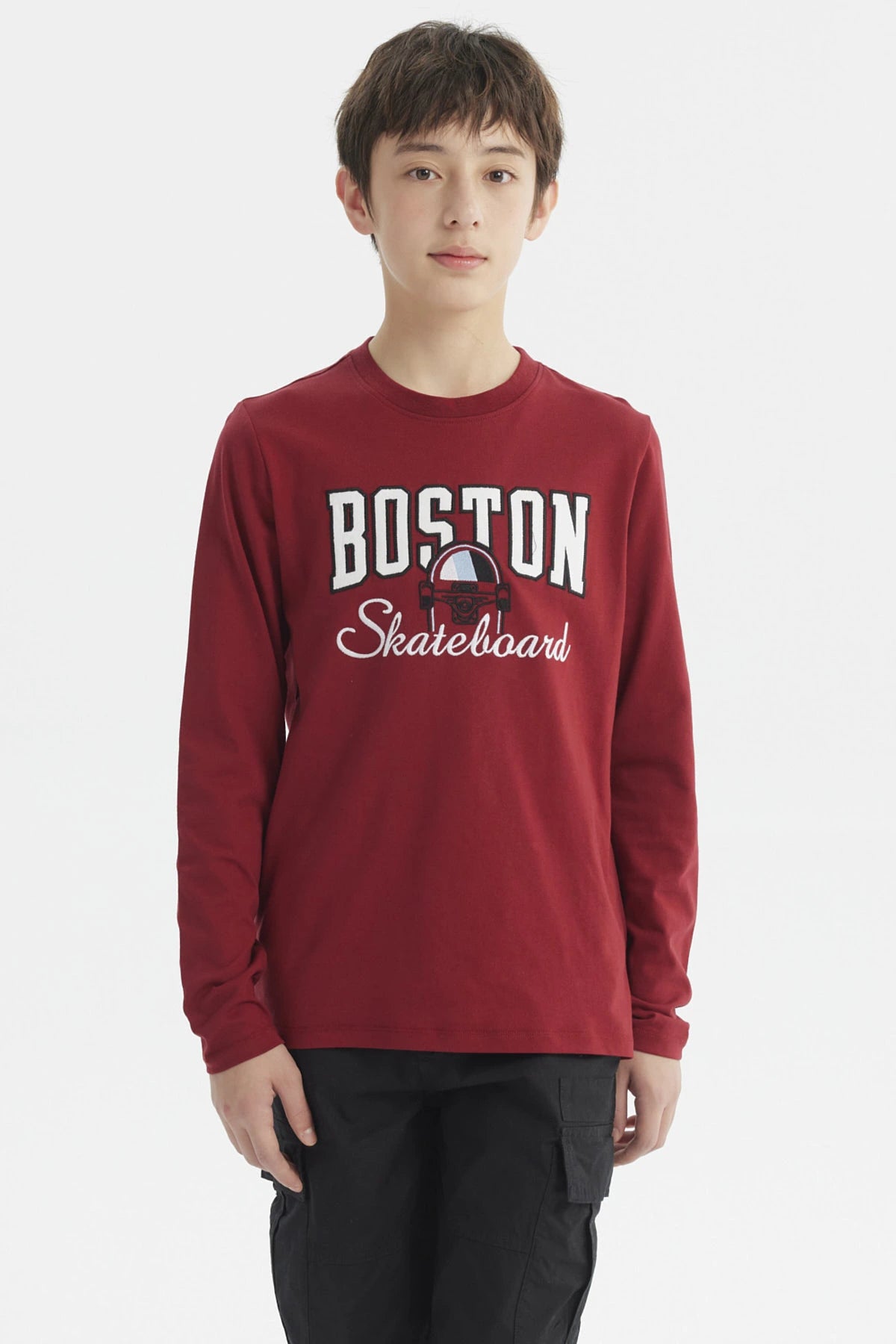 Polera niño roja oscura con estampado bordado Boston Skateboard en el pecho estilo casual moderno sin capucha