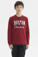 Polera niño roja oscura con estampado bordado Boston Skateboard en el pecho estilo casual moderno sin capucha