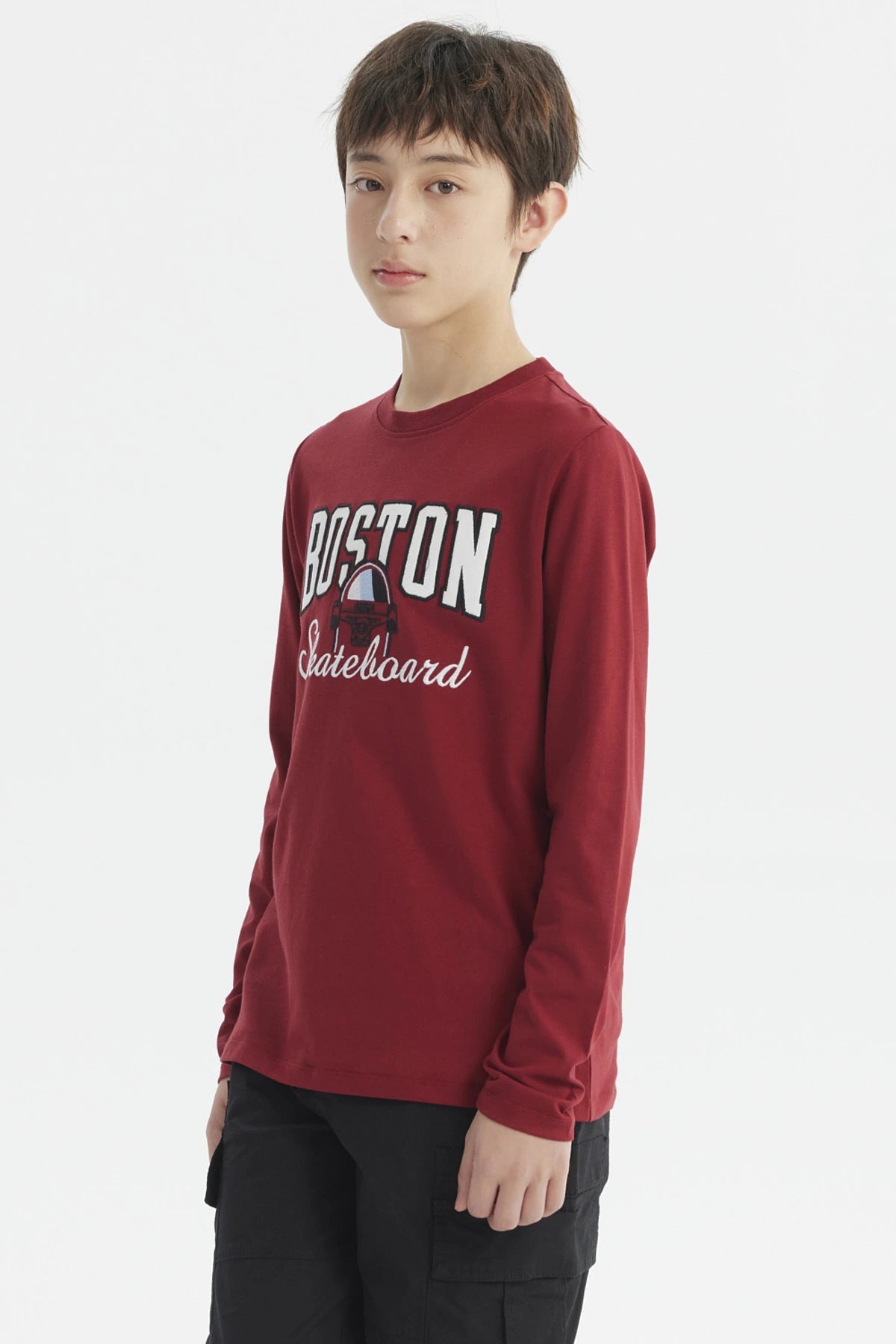 Polera niño roja oscura con estampado bordado Boston Skateboard en el pecho estilo casual moderno sin capucha
