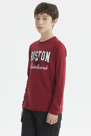 Polera niño roja oscura con estampado bordado Boston Skateboard en el pecho estilo casual moderno sin capucha