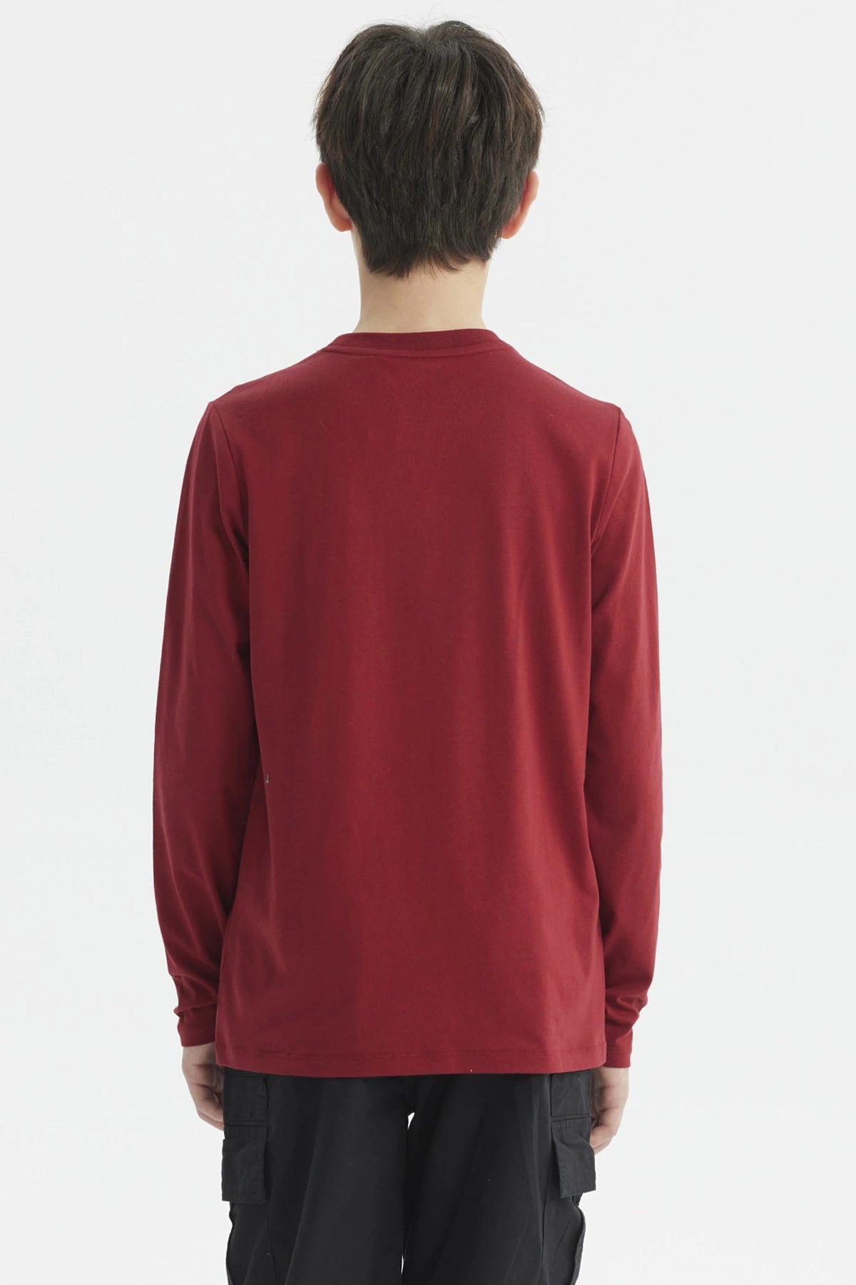 Polera niño roja oscura con estampado bordado Boston Skateboard en el pecho estilo casual moderno sin capucha