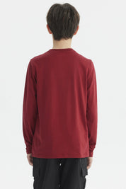 Polera niño roja oscura con estampado bordado Boston Skateboard en el pecho estilo casual moderno sin capucha
