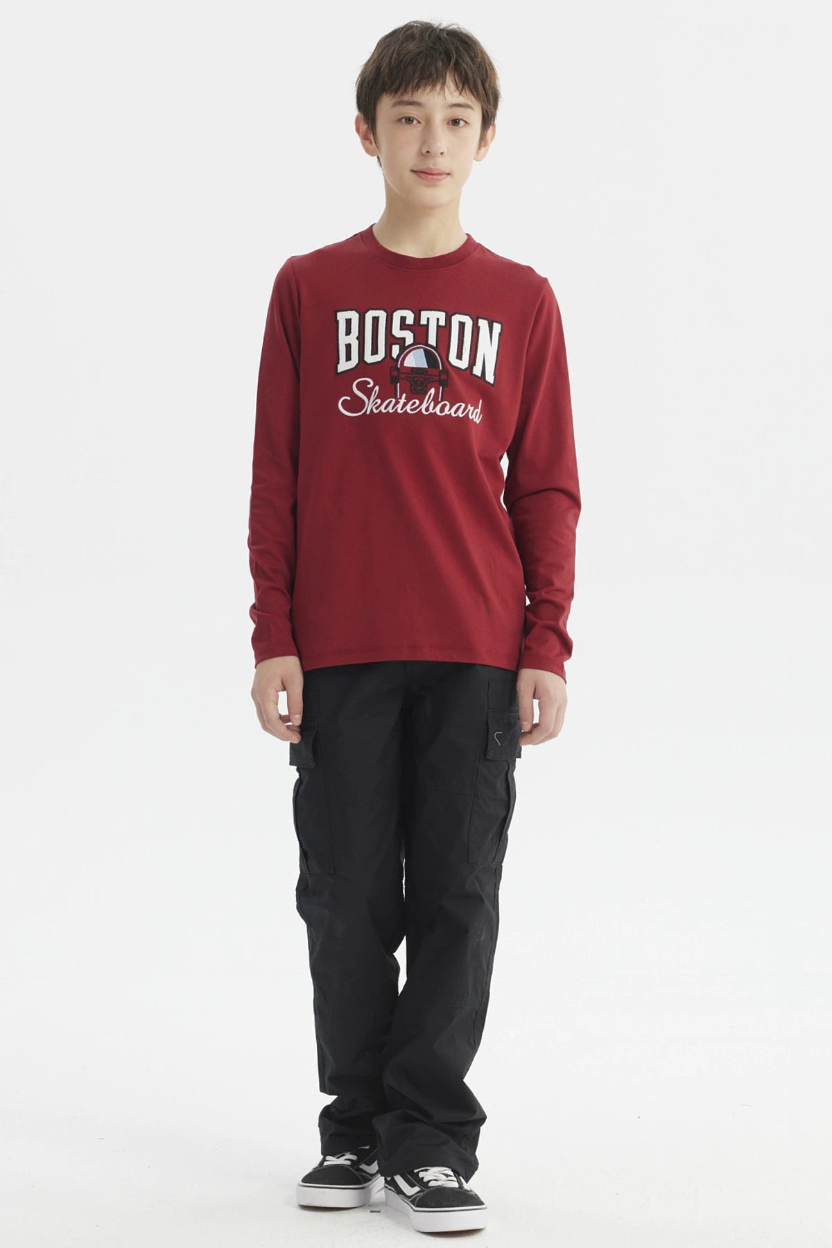 Polera niño roja oscura con estampado bordado Boston Skateboard en el pecho estilo casual moderno sin capucha