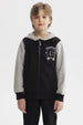 Chaqueta niño slim negro con mangas grises capucha y estampa de letras Champion C en el pecho