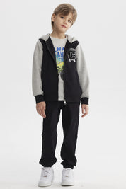 Chaqueta negra para niño con capucha y mangas grises diseño Champion C en el pecho estilo casual urbano