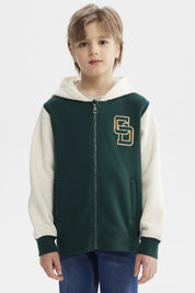 Chaqueta de niño verde oscuro con mangas blancas capucha y estampado de letras grandes en el pecho estilo casual