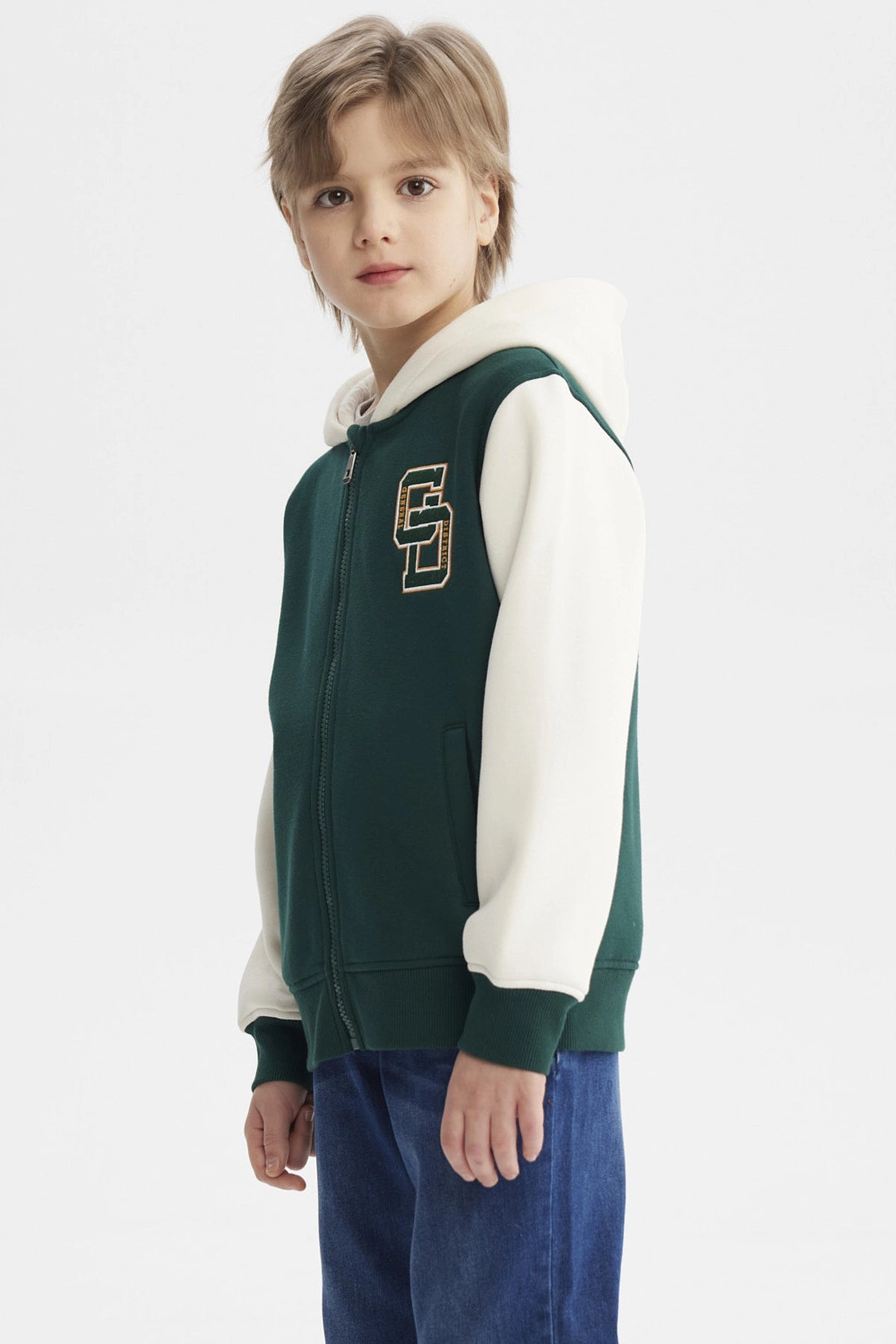Chaqueta de niño verde oscuro con mangas blancas capucha y estampado de letras grandes en el pecho estilo casual