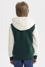 Chaqueta de niño verde oscuro con mangas blancas capucha y estampado de letras grandes en el pecho estilo casual