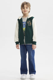 Chaqueta de niño verde oscuro con mangas blancas capucha y estampado de letras grandes en el pecho estilo casual