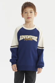Polerón azul oscuro para niño con estampa Adventure Explorer en el pecho estilo casual con mangas crema y detalles marrones