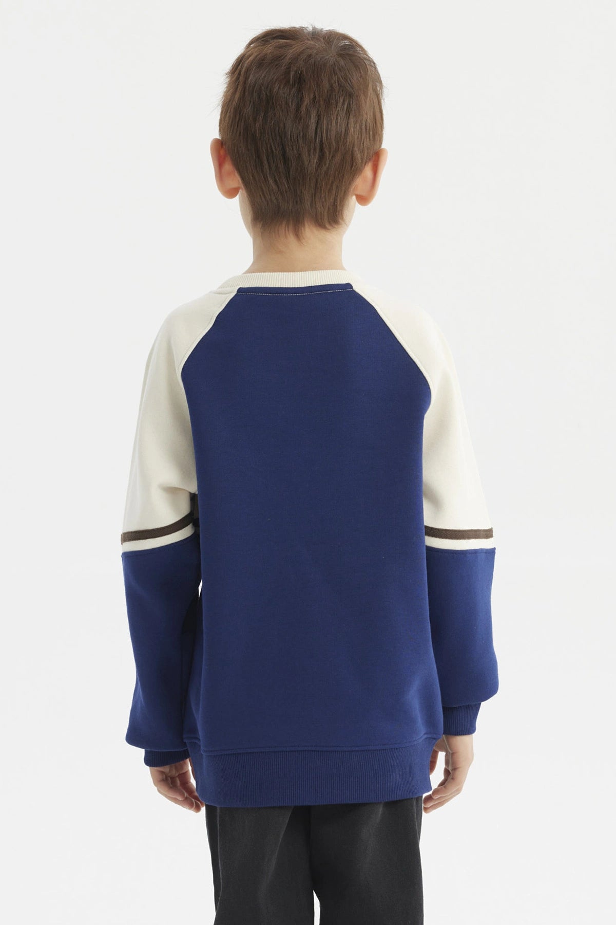 Polerón azul oscuro para niño con estampa Adventure Explorer en el pecho estilo casual con mangas crema y detalles marrones