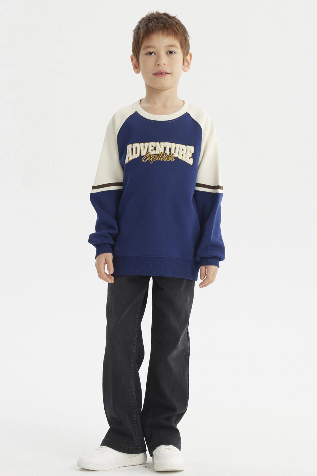 Polerón azul oscuro para niño con estampa Adventure Explorer en el pecho estilo casual con mangas crema y detalles marrones
