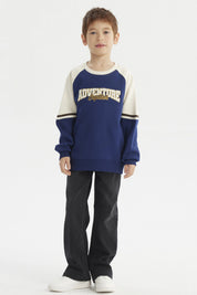 Polerón azul oscuro para niño con estampa Adventure Explorer en el pecho estilo casual con mangas crema y detalles marrones