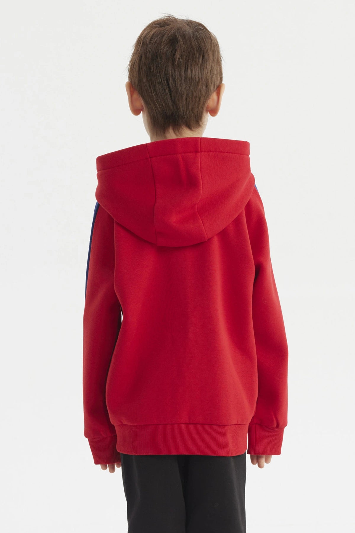 Polerón rojo para niño con capucha y cierre delantero estampa pequeña de letra H en el pecho estilo deportivo