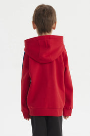 Polerón rojo para niño con capucha y cierre delantero estampa pequeña de letra H en el pecho estilo deportivo