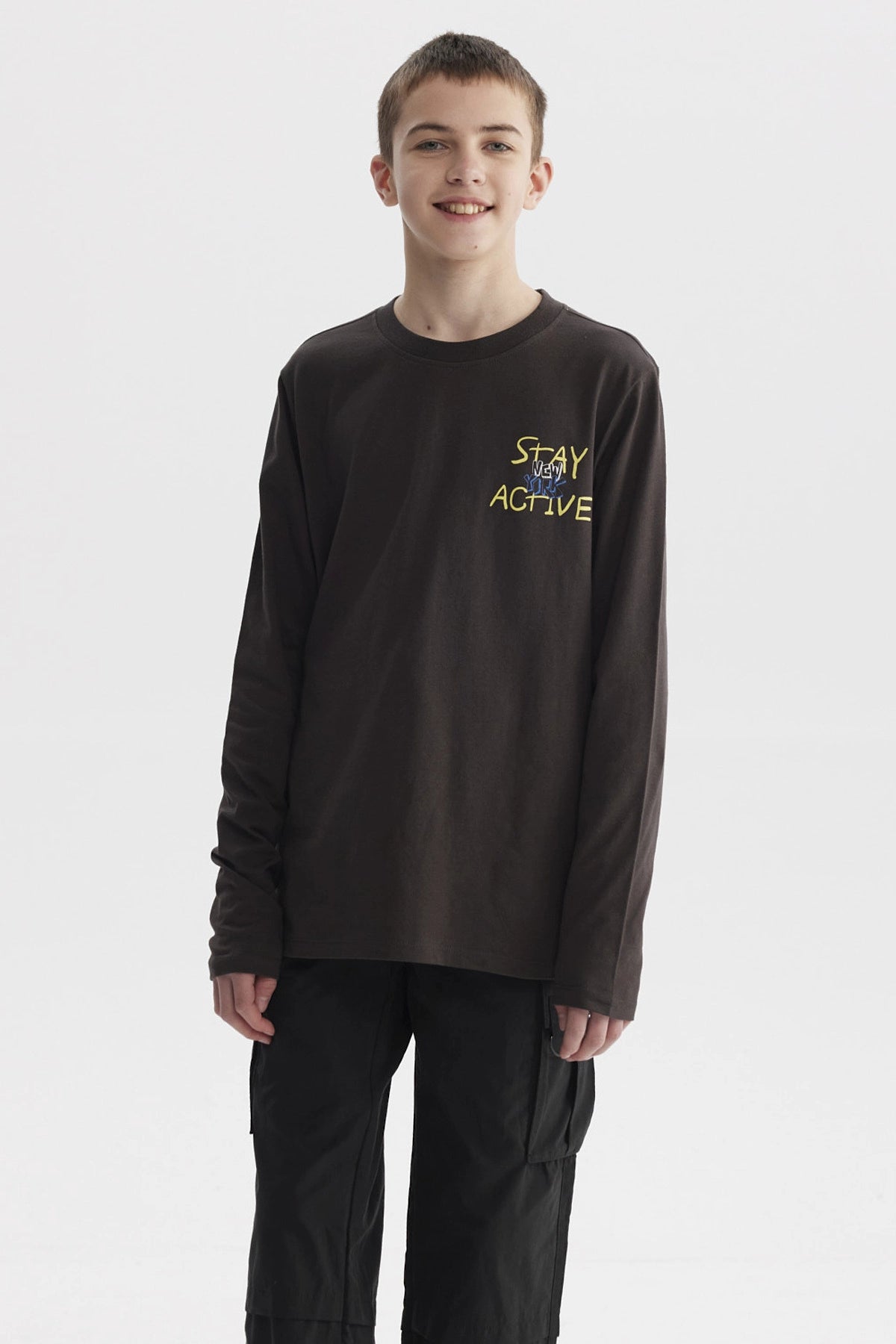 Polera niño slim marengo con diseño Stay Active en el pecho en letras amarillas de estilo moderno gráfico