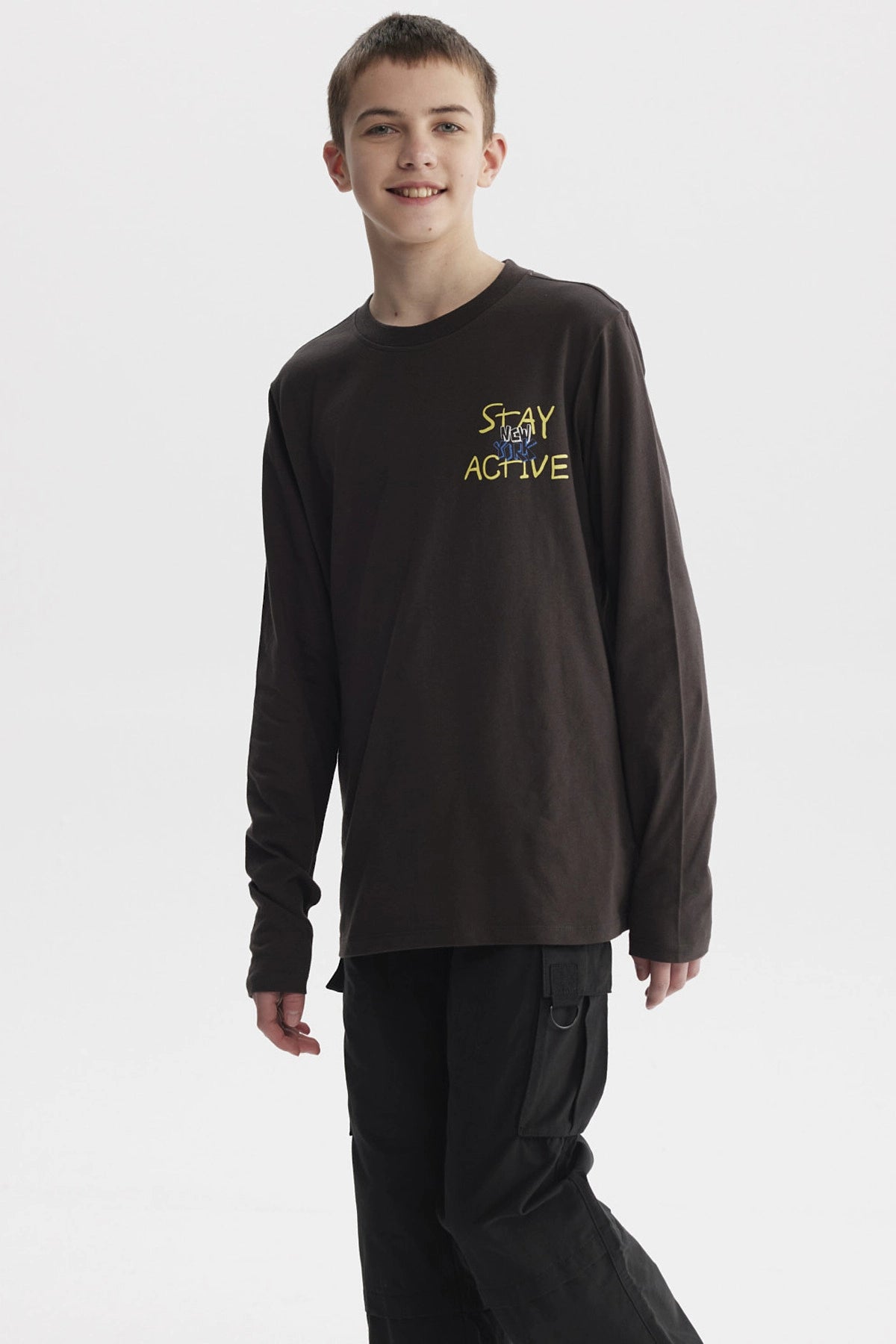 Polera niño slim marengo con diseño Stay Active en el pecho en letras amarillas de estilo moderno gráfico