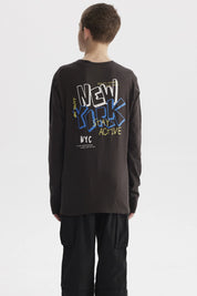 Polera niño slim marengo con diseño Stay Active en el pecho en letras amarillas de estilo moderno gráfico