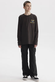 Polera niño slim marengo con diseño Stay Active en el pecho en letras amarillas de estilo moderno gráfico