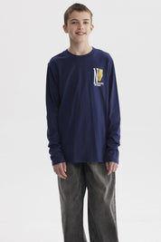 Polera niño slim azul oscuro con diseño de letras y símbolo en el pecho estilo urbano relajado