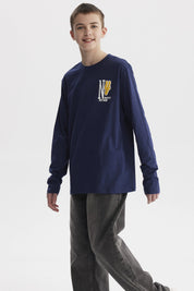 Polera niño slim azul oscuro con diseño de letras y símbolo en el pecho estilo urbano relajado