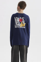 Polera niño slim azul oscuro con diseño de letras y símbolo en el pecho estilo urbano relajado
