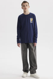 Polera niño slim azul oscuro con diseño de letras y símbolo en el pecho estilo urbano relajado